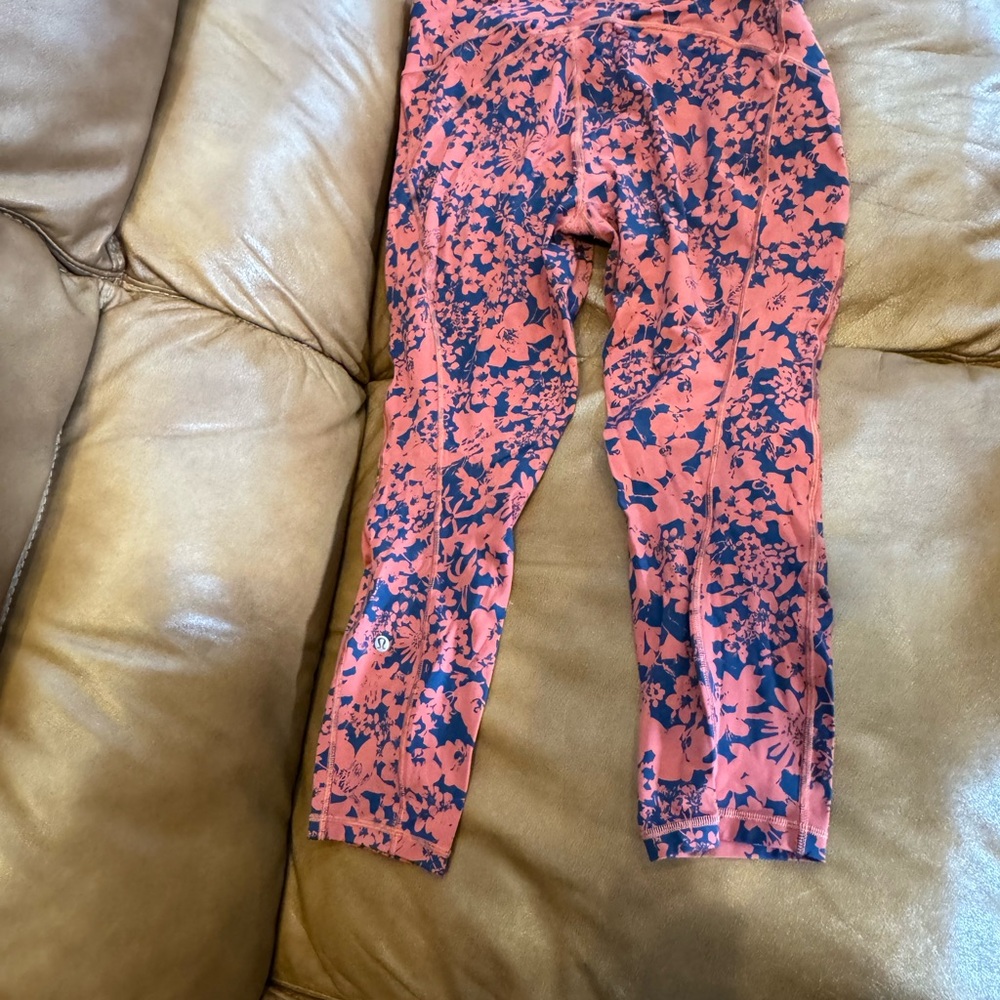 Lululemon Final Lap Crop - Size 12 - Picture 4 of 15